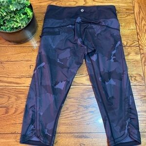 𝅺rare! Camo Lululemon Capri Cropped Yoga Leggings Women’s Size 6 Camouflage.